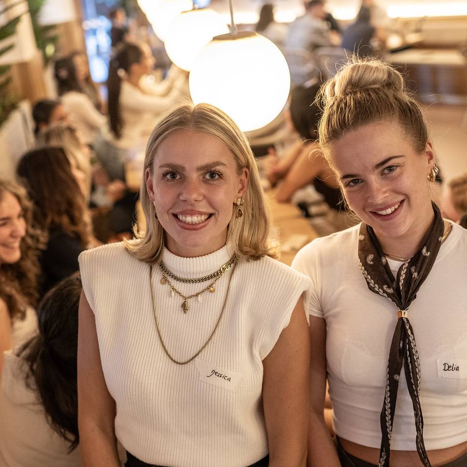 Besuch beim „The Girls Club NRW“: Freundin gesucht – wie junge Frauen im realen Leben Kontakte knüpfen