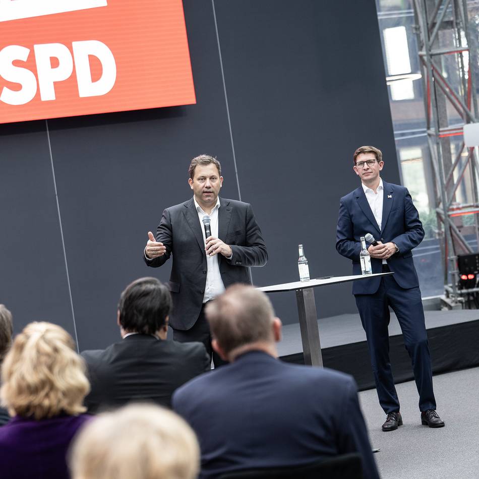 Vizekanzler bei SPD-Veranstaltung in Düsseldorf: Klingbeil und der Bürokratieabbau – „Wenn wir das nicht hinbekommen, kommen die mit der Kettensäge“
