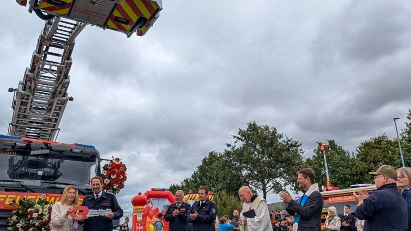 Fahrzeug eingeweiht: Neue Drehleiter für die Feuerwehr Waldniel
