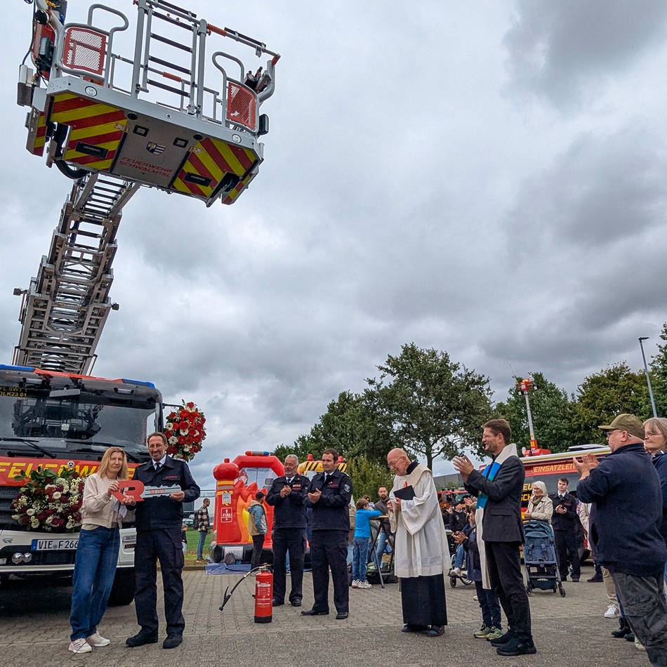 Fahrzeug eingeweiht: Neue Drehleiter für die Feuerwehr Waldniel