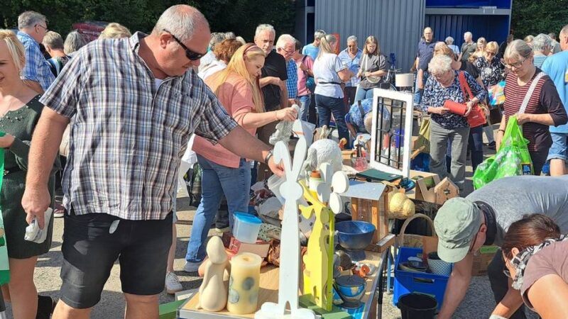 Bergischer Tauschrausch in Hückeswagen: Schnäppchenjäger stürmten den Wertstoffhof