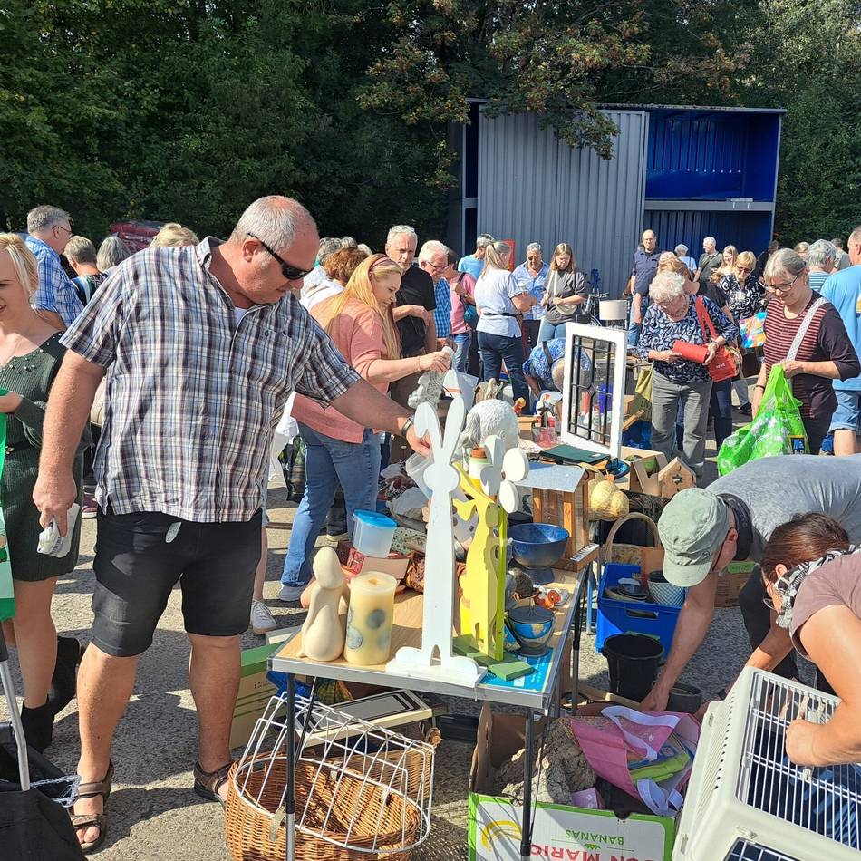 Bergischer Tauschrausch in Hückeswagen: Schnäppchenjäger stürmten den Wertstoffhof