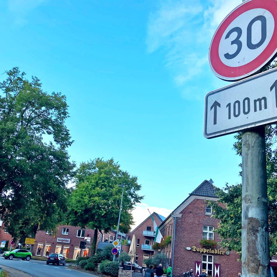 Geschwindigkeitsreduzierungen in Rees: Runter vom Gas auf über 20 Straßen