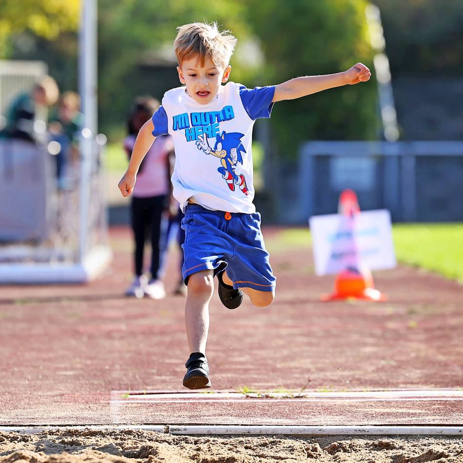Sportabzeichen für Kita-Kinder: Mini-Sportler erobern begeistert das Hildener Stadion