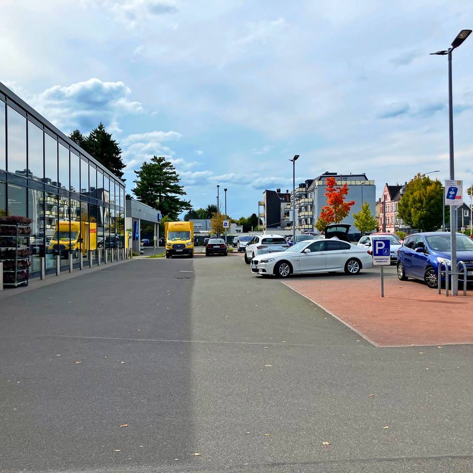 Supermarkt-Flächen gegen Parknot: „Feierabendparken“ bei Discountern bald auch in Solingen?