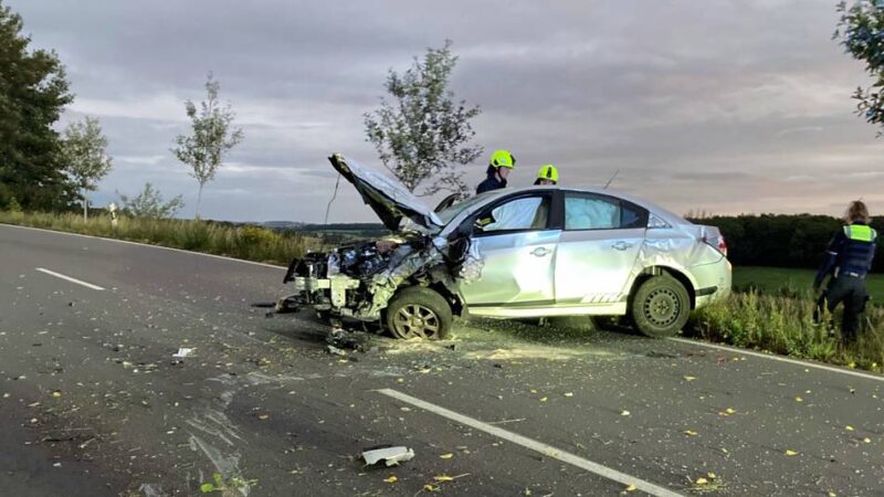 Unfall in Radevormwald: Von der Fahrbahn abgekommen und gegen Baum geprallt
