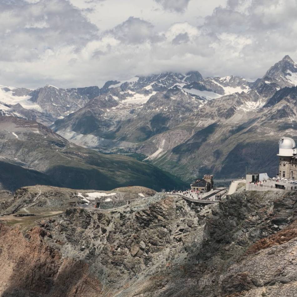 Verrückte Lieferkette mit vielen Herausforderungen: Wie eine Mall aus Dormagen auf das Dach der Alpen kommt