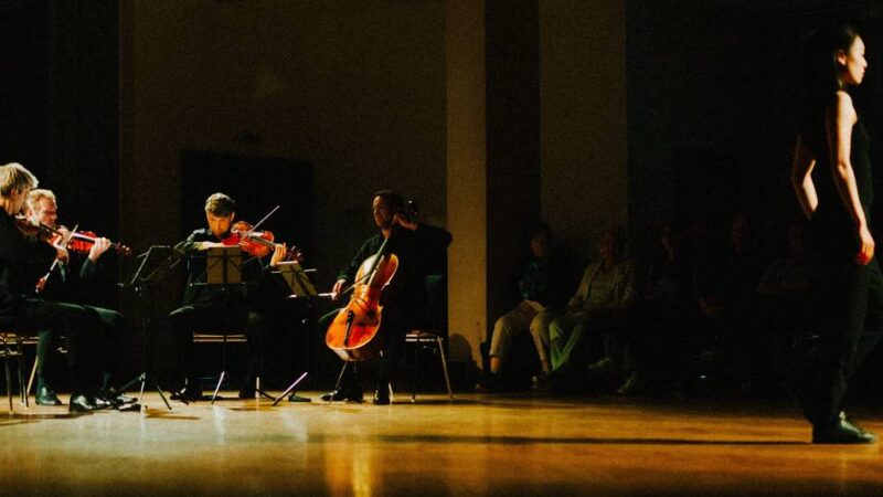 Tanztheater beim Düsseldorf-Festival: Kopfkino über vier Musikjahrzehnte
