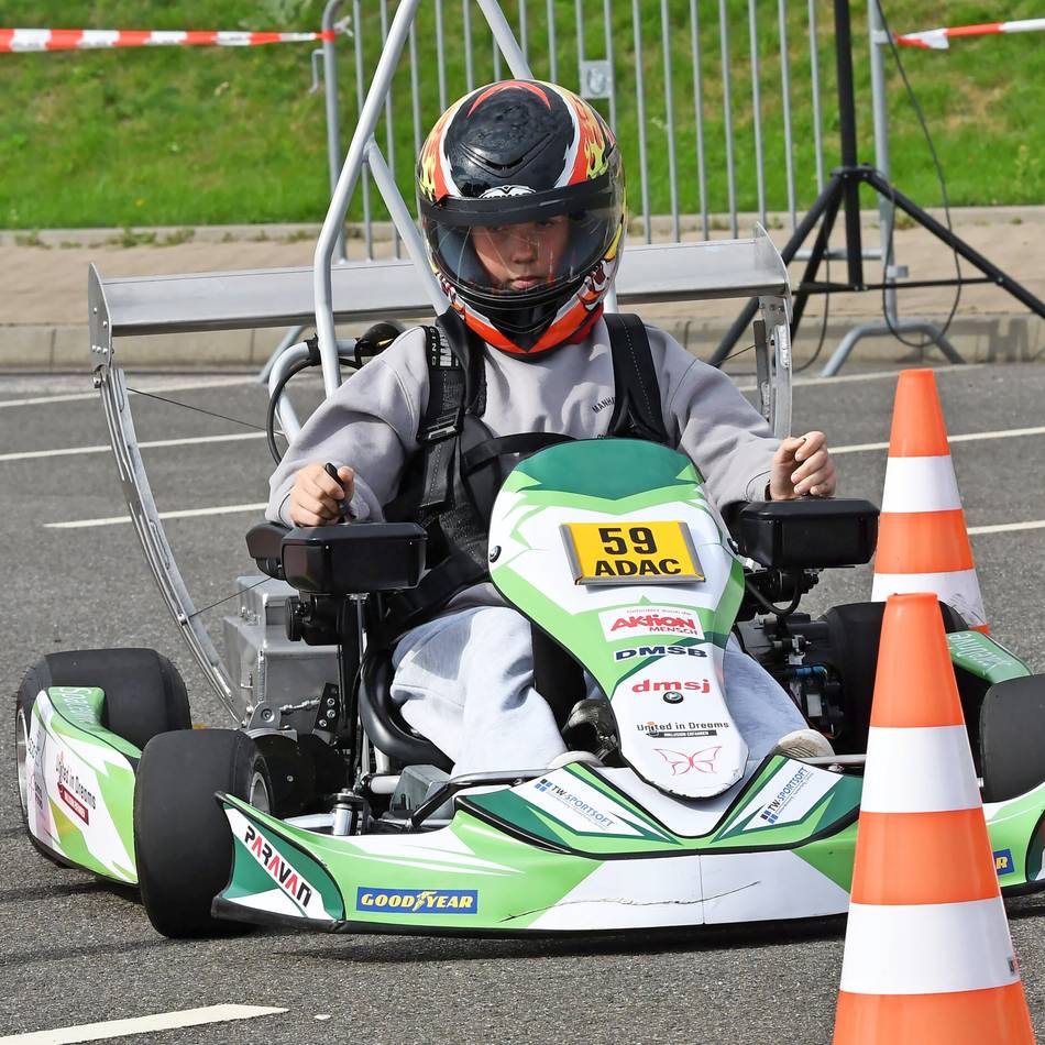 Inklusion: Motorsport in Velbert: Ohne Lenkrad den Parkour beherrschen