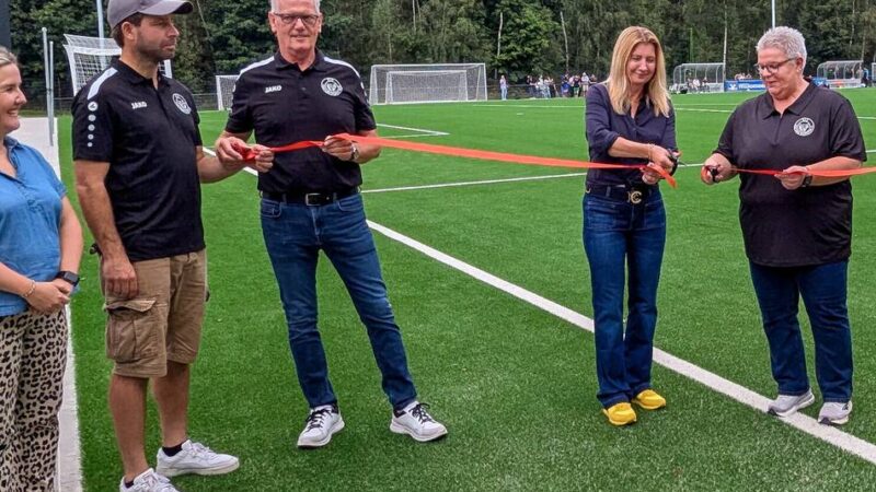Neuer Kunstrasenplatz in Dilkrath eingeweiht: Jetzt dürfen die Tore fallen