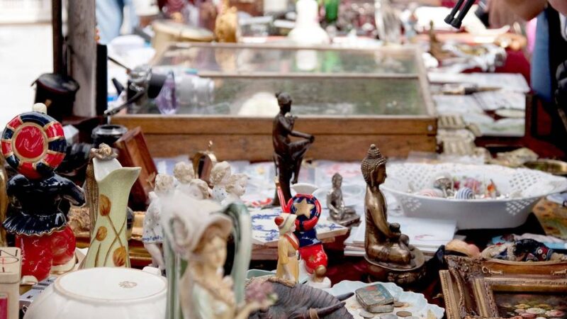 Flohmarkt in Mettmann: Beim Garagentrödel in Metzkausen nach wahren Schätzen suchen