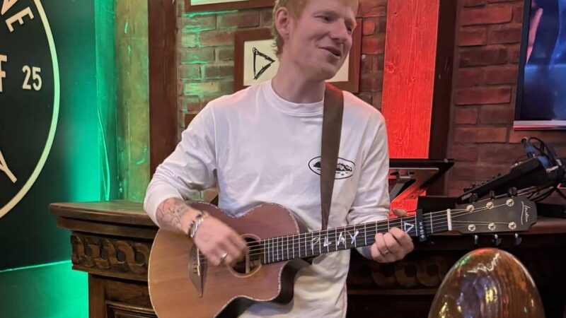 Vor Konzert am Freitag: Riesen-Andrang vor Pub – Überraschungsauftritt von Ed Sheeran in Düsseldorf