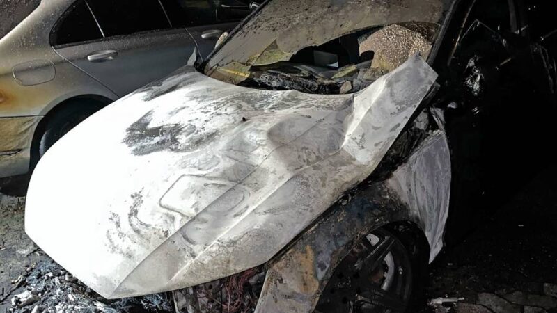 Polizei geht von Brandstiftung aus: Drei Autos durch Feuer in Monheim beschädigt