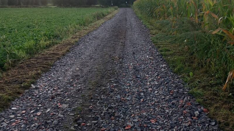 Landwirtschaftswege in Baumberg und Urdenbach verunreinigt: Spaziergänger entdecken Plastikfolie zwischen geschredderten Dachpfannen