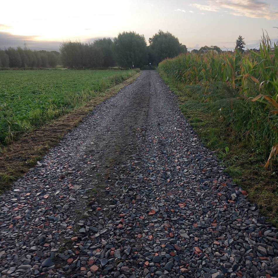 Landwirtschaftswege in Baumberg und Urdenbach verunreinigt: Spaziergänger entdecken Plastikfolie zwischen geschredderten Dachpfannen