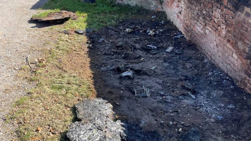 Mülltonnenbrand in Dormagen: Abfuhr-Termin zu spät – Feuer an der Freilichtbühne