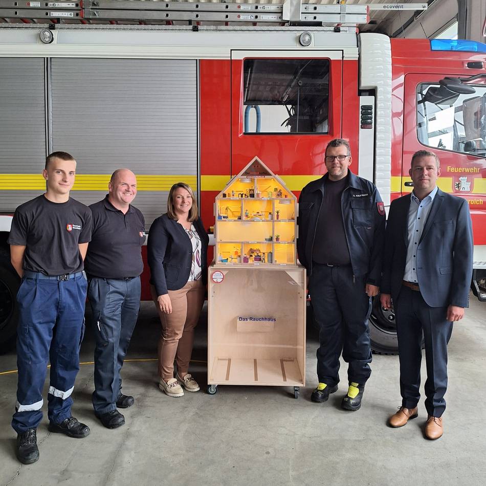 Neues Rauchhaus vorgestellt: Feuerwehr Wevelinghoven setzt auf anschauliche Prävention