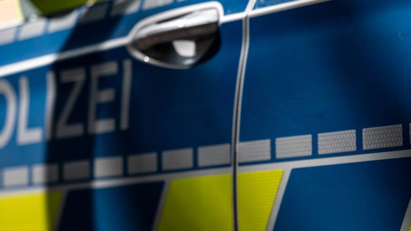Straftat in Bedburg-Hau: Nach gescheitertem Versuch – Zigarettenautomat nun vollends geknackt