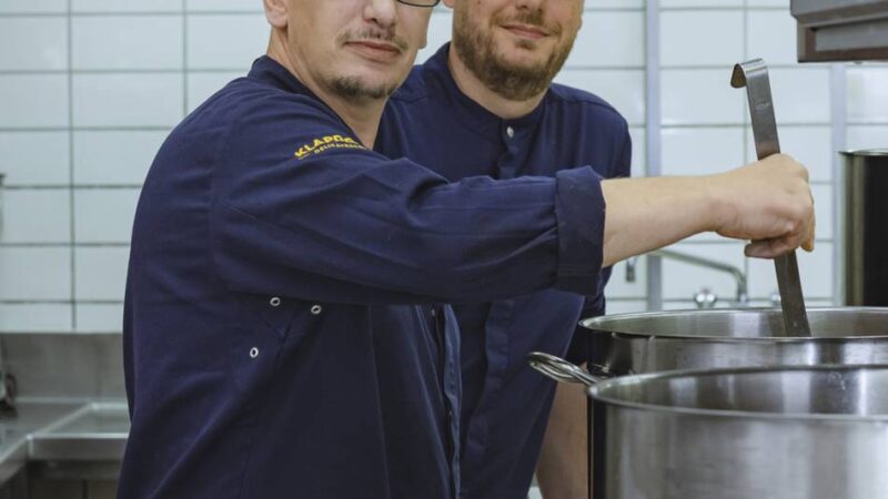 Projekt vermittelt ehemalige Obdachlose in die Gastronomie: Von der Straße in die Profi-Küche in Oberkassel