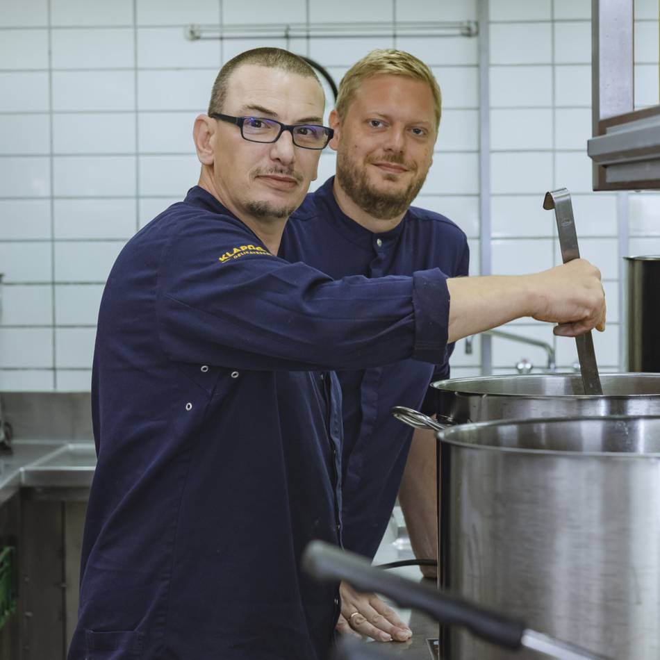Projekt vermittelt ehemalige Obdachlose in die Gastronomie: Von der Straße in die Profi-Küche in Oberkassel