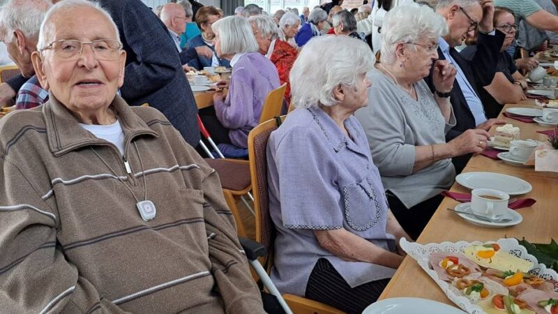 Stadt Hückeswagen lud alle Senioren über 80 Jahre ein: Kuchen vom zukünftigen Bürgermeister kredenzt