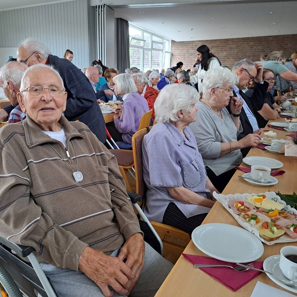 Stadt Hückeswagen lud alle Senioren über 80 Jahre ein: Kuchen vom zukünftigen Bürgermeister kredenzt