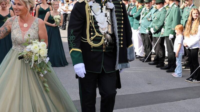 Brauchtum in Grevenbroich: Partystimmung beim Schützenfest in Neurath