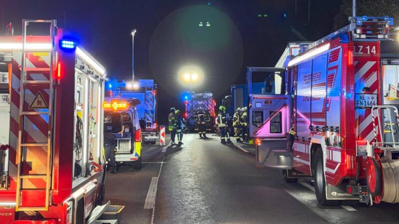 Einsatz an der Anschlussstelle Norf in Neuss: Lkw-Kollision auf der A 57