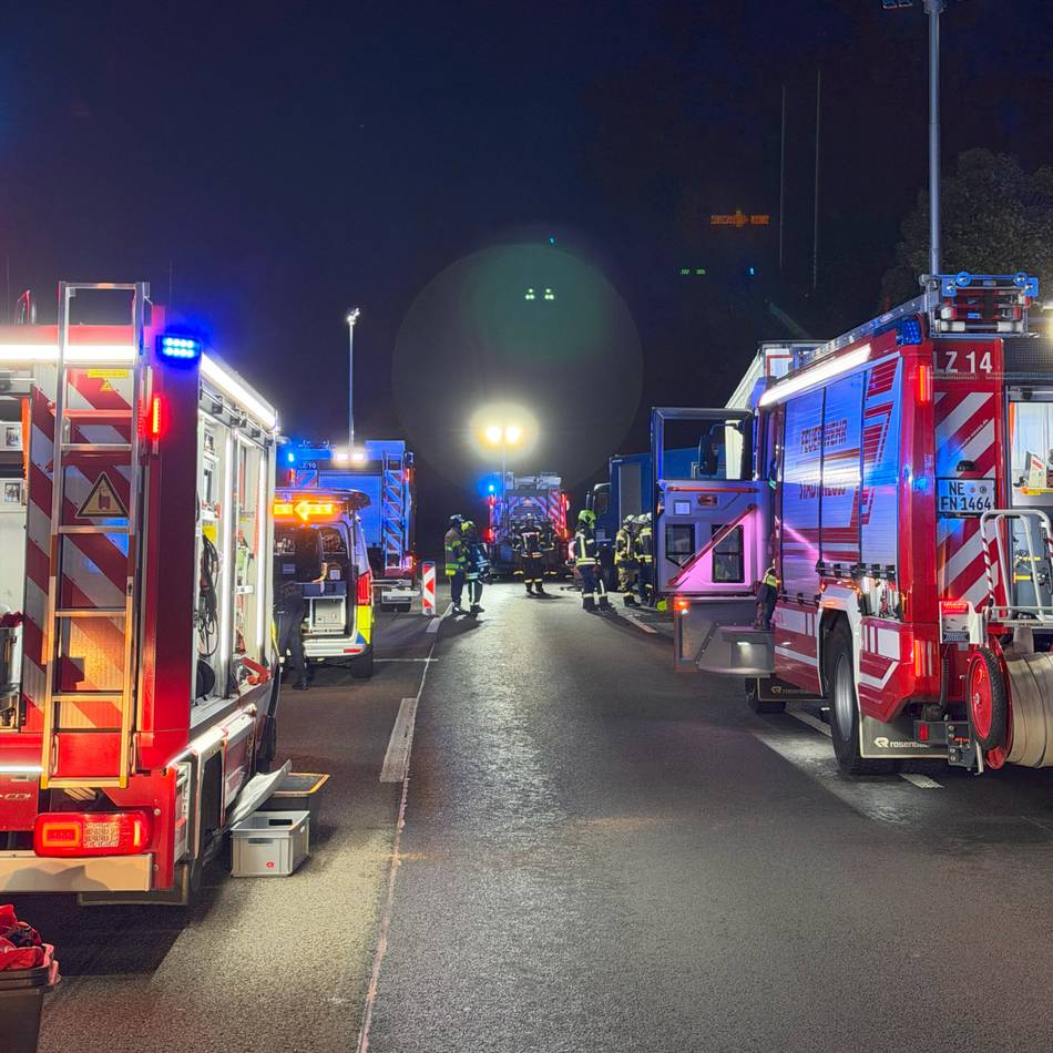 Einsatz an der Anschlussstelle Norf in Neuss: Lkw-Kollision auf der A 57