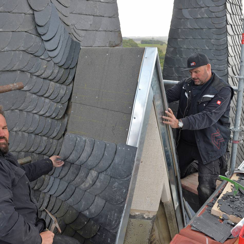 St. Suitbertus wird saniert: Der „Dom“ hat einen neuen Giebelstein