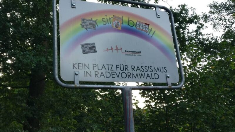 „Runder Tisch gegen Rechts“ in Radevormwald: Schon wieder ein städtisches Schild überklebt