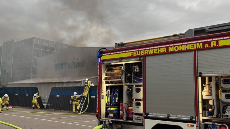 Industriestraße in Monheim: Feuerwehr löscht Brand bei einer Firma zur Papierherstellung