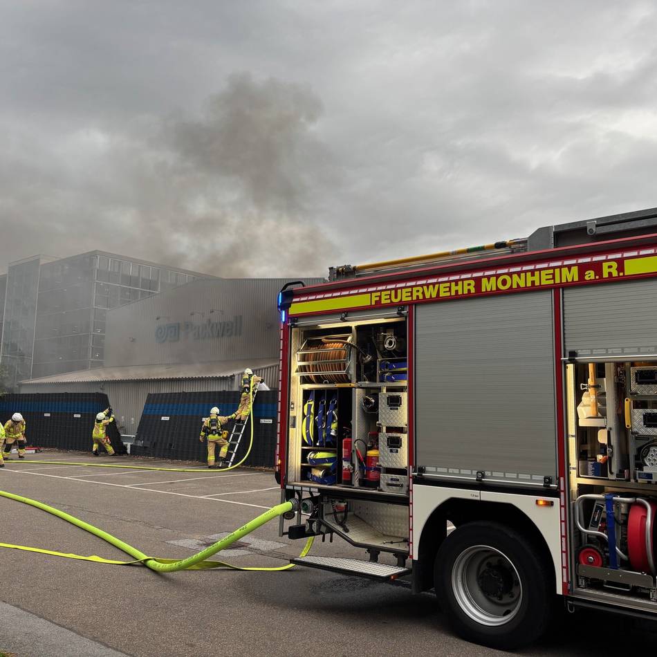 Industriestraße in Monheim: Feuerwehr löscht Brand bei einer Firma zur Papierherstellung