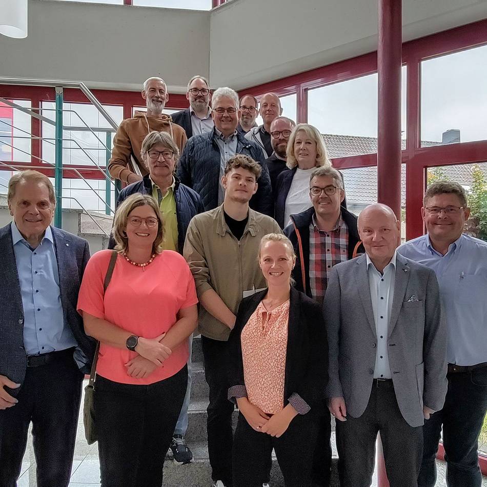 Unternehmen in der Gemeinde Issum: Politik informiert sich über die Arbeit bei Dr. Sommer Werkstofftechnik