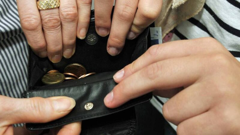 Trickdiebstahl in Voerde: Unbekannter stiehlt Geld aus dem Portemonnaie einer Seniorin