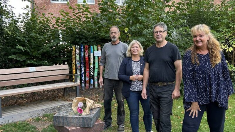 Spende von Steinmetz Michael Schmidt: Ein Tisch aus Grabsteinen für die Sonsbecker Plauderbank