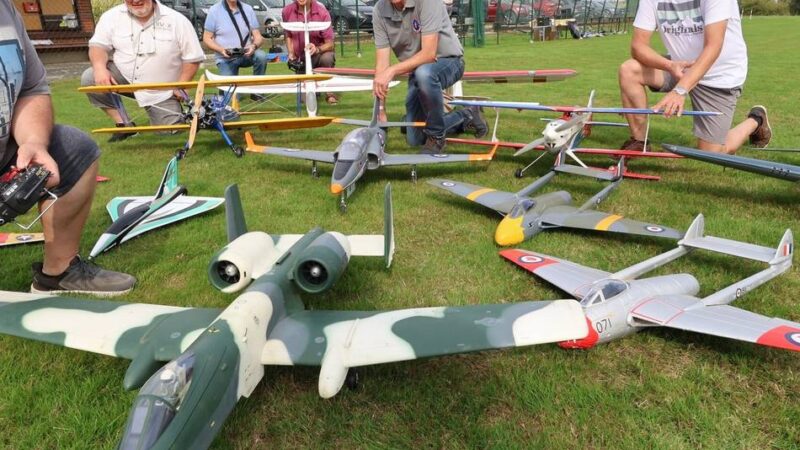 Flugschau in Jüchen: Dämmerungsfliegen beim RFMC Wey zieht Besucher in den Bann