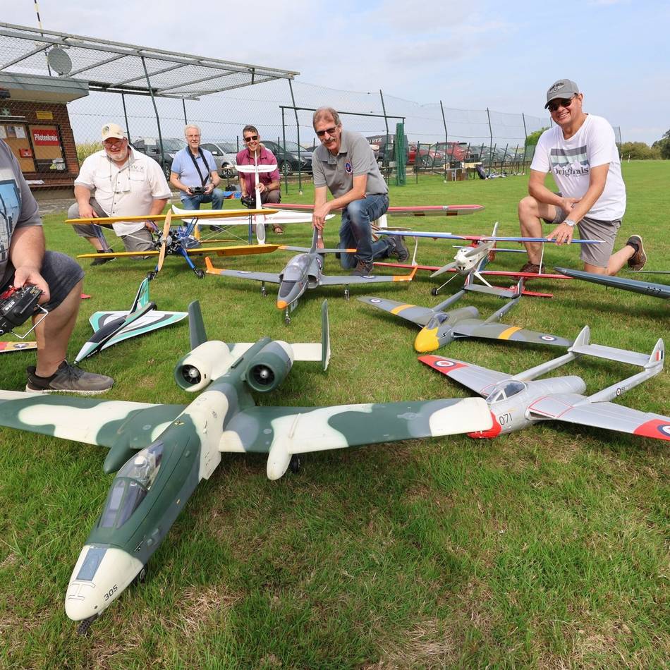 Flugschau in Jüchen: Dämmerungsfliegen beim RFMC Wey zieht Besucher in den Bann