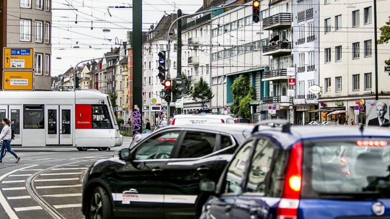 Weniger Vorrang für die Rheinbahn: Die FDP will die Grüne Welle für Autos in Düsseldorf zurück