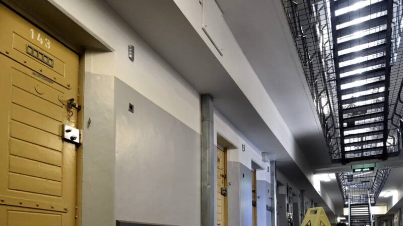 Ermittlungen in Kleve: Häftling fünf Stunden gefesselt – Justiz prüft Vorfall im Gefängnis