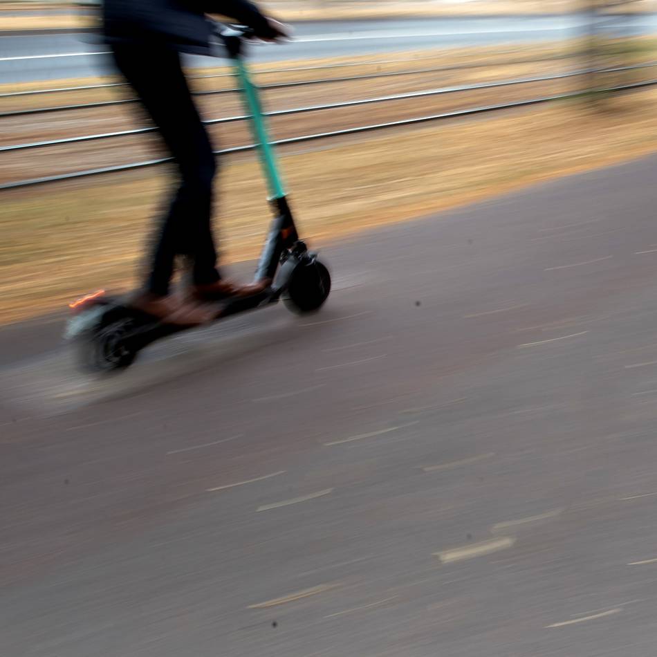 Offenbar unter Alkoholeinfluss: E-Scooter-Fahrerin prallt gegen Hauswand und verletzt sich schwer