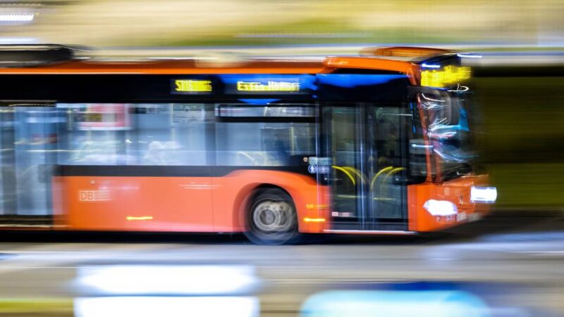 Bus und Bahn in Meerbusch: Rheinbahn fährt am Feiertag nachts länger