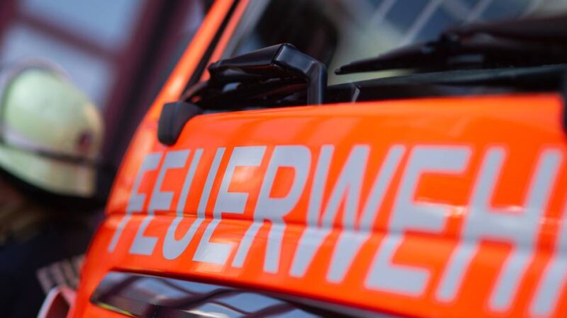 Feuerwehreinsätze in Moers: Lkw stürzt um – Fahrer schwer verletzt