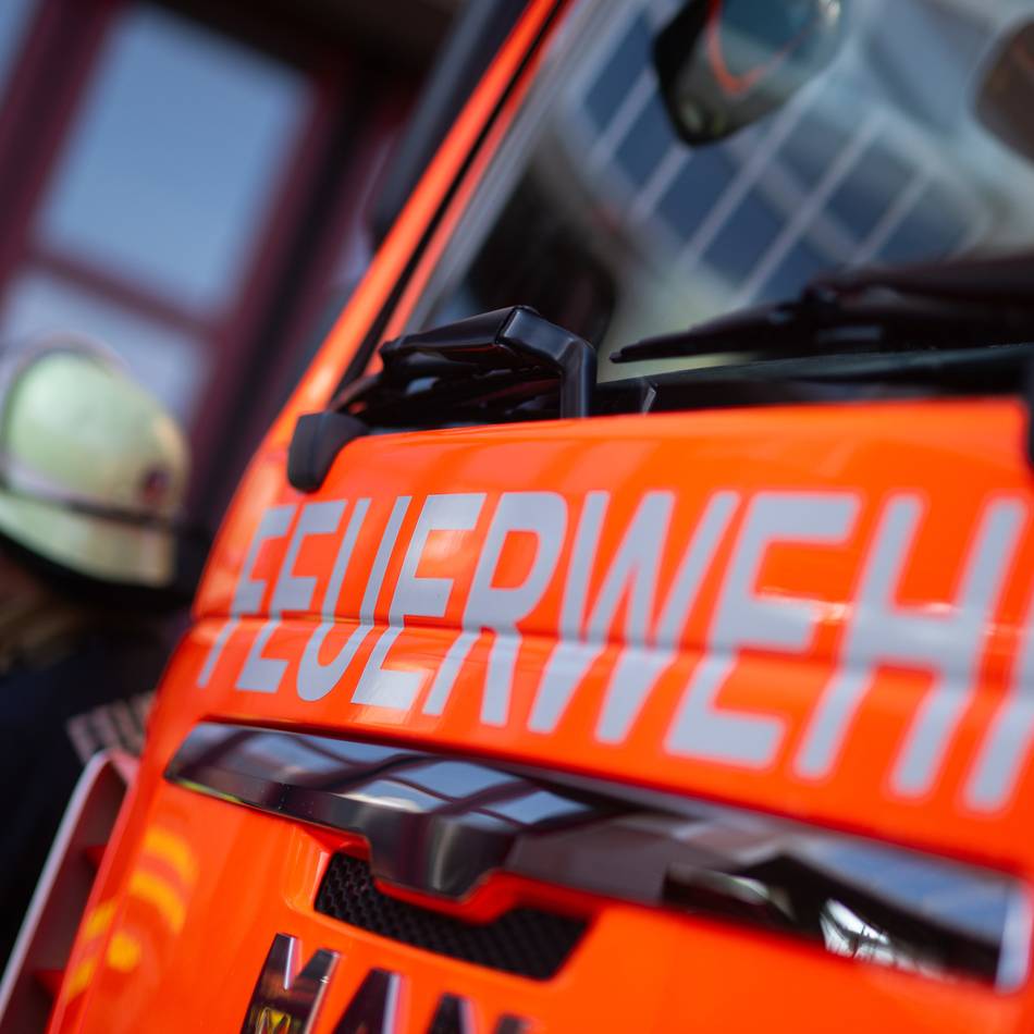 Feuerwehreinsätze in Moers: Lkw stürzt um – Fahrer schwer verletzt