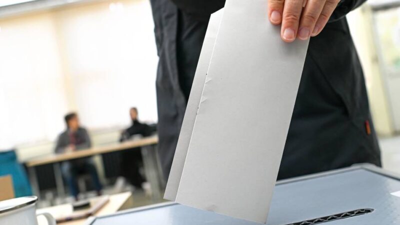 Duell der Landratskandidaten: Briefwahl-Unterlagen für Stichwahl sollen in Grevenbroich diese Woche kommen