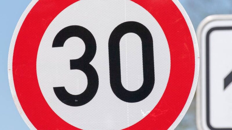 Von Bahndamm bis Jakobusplatz: CDU fordert Tempo 30 für Hülchrather Straße in Neukirchen