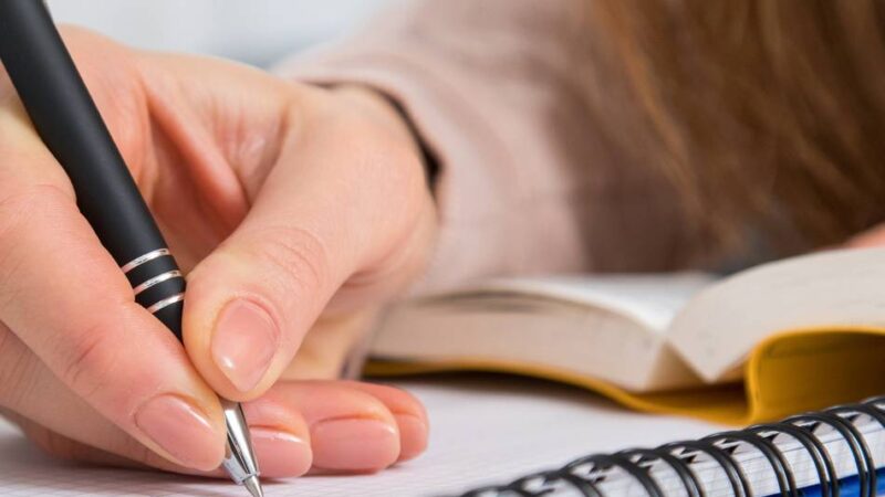Workshop in Hinsbeck: Schreibwerkstatt mit Autor Dincer Gücyeter
