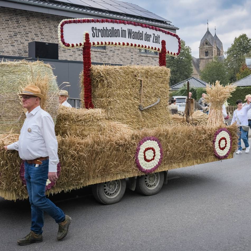 Erntedank in Kalkar: 20.000 Blumen für die Erntekönigin in Wissel