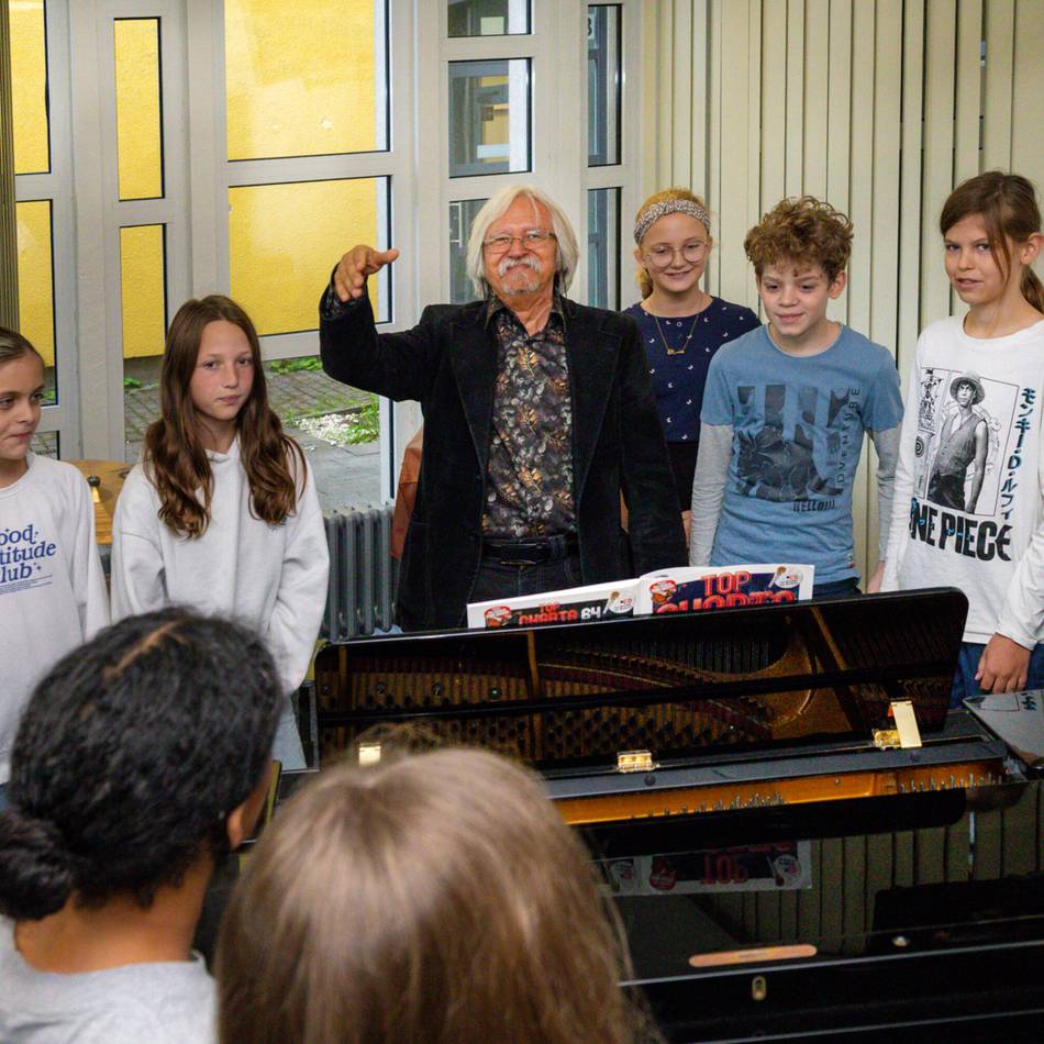 Josef Paczyna zurück am Cornelius-Burgh-Gymnasium: Der Lehrer, der mehr als nur „Piano Man“ ist