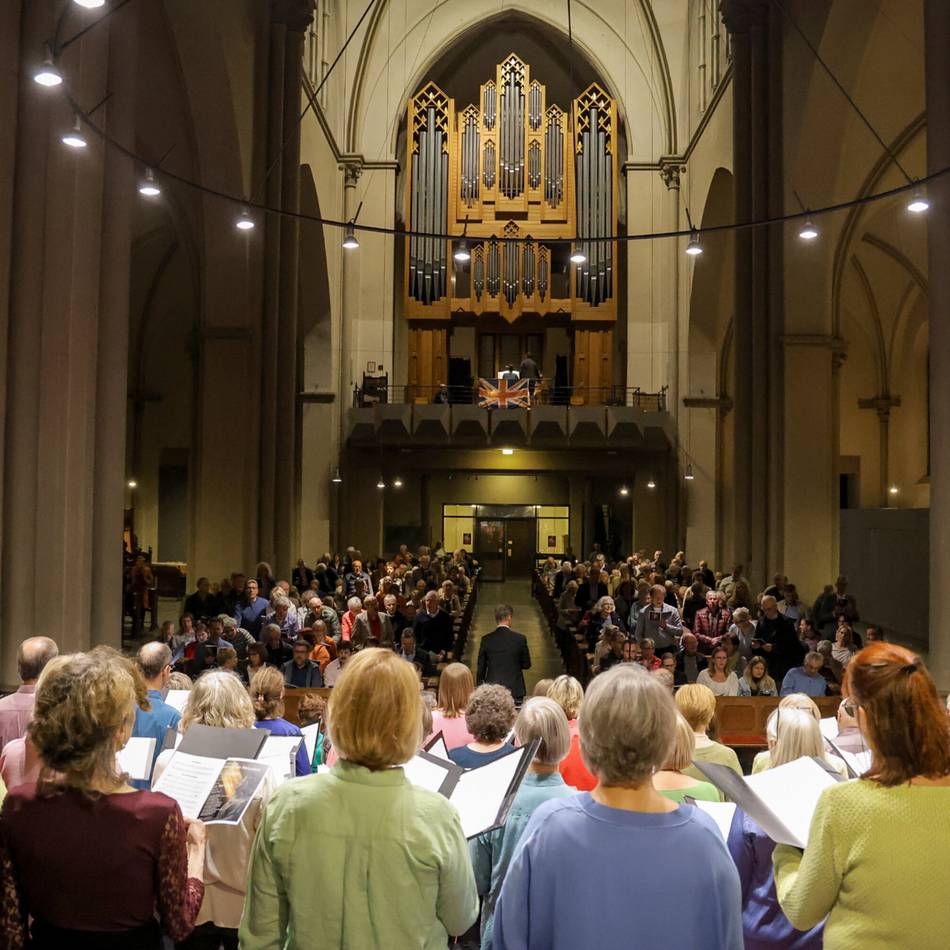 Aufritt des Krefelder Crescendo-Chors: Glanzvolle „Last night“ in St.Josef